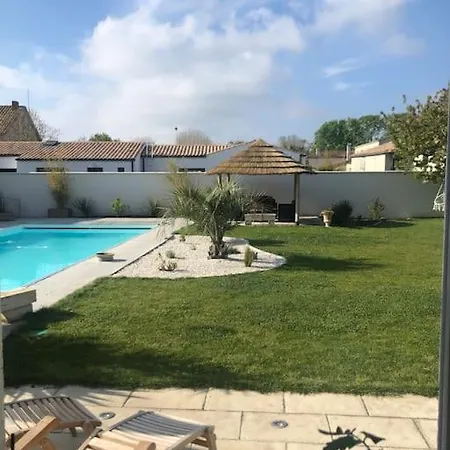 Maison Charentaise Avec Grande Piscine