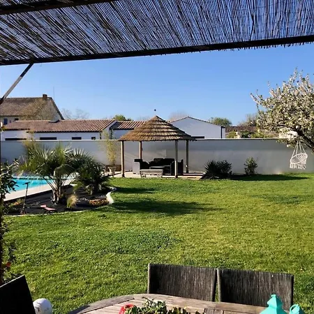 Maison Charentaise Avec Grande Piscine * Saint-Vivien (Charente-Maritime)